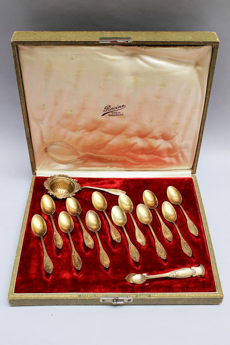 French gold plated silver tea set around 1850: French gold plated silver tea set around 1850, comprising 12 tea spoons, a sugar tongue and a tea sieve; Minerva hall marked; in original box; 950/1000; weight 278gr.