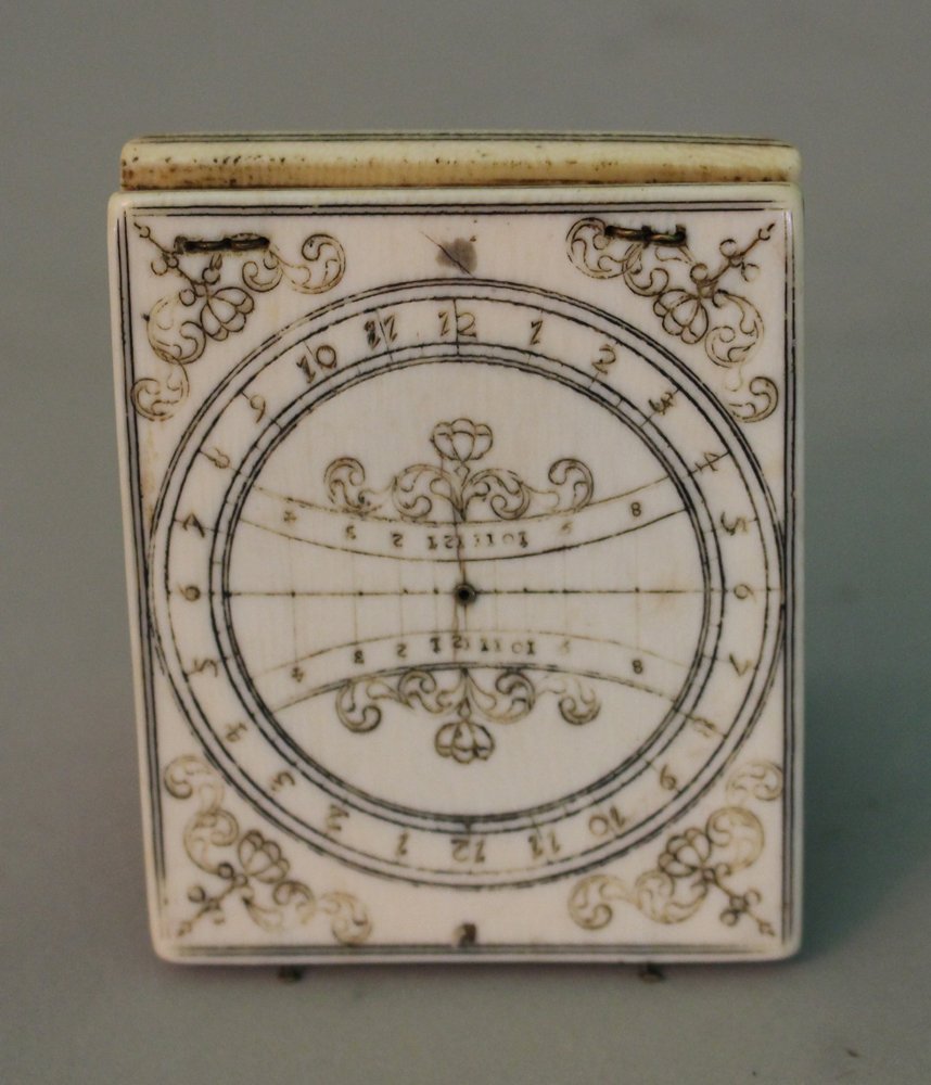 Ivory sundial with top to be opened and floral engraved (1 of 3)
