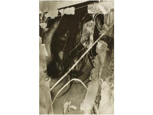 259 Edmund Kesting (1892-1970) Unter Trümmern,: 259 Edmund Kesting (1892-1970)Unter Trümmern, 1946.Gelatina de plata, fotomontaje, 30,7 x 21cm , sello húmedo del fotógrafo, tiraje de época.2300 - 3000 €