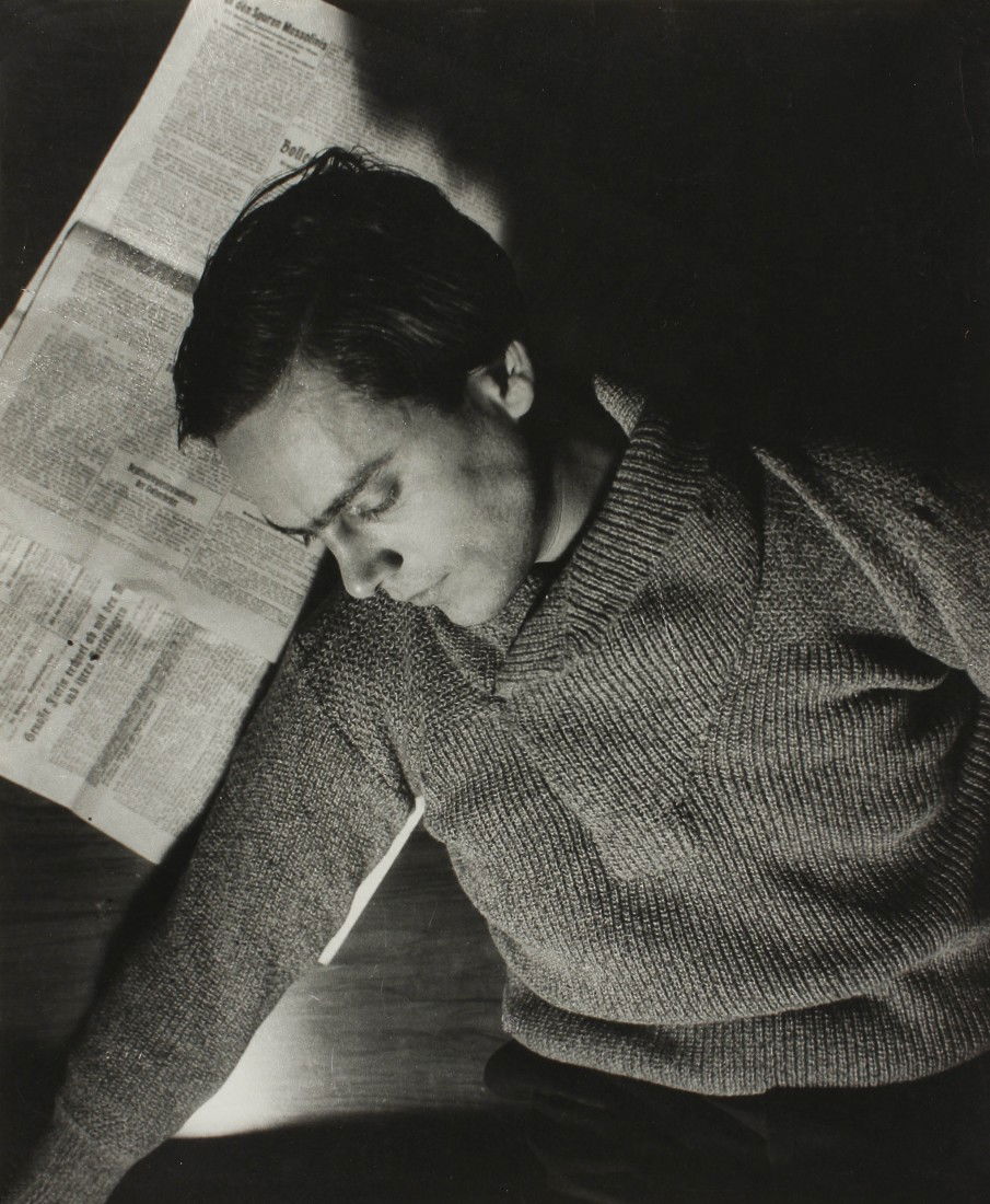 39 Eva Besnyö ( 1910-2003) Gyorgy Kepes, c. 1930. G: 39 Eva Besnyö ( 1910-2003)Gyorgy Kepes, c. 1930.Gelatina de plata en papel Agfa, 29,2 x 23,9 cm, firma manuscrita y sello de copyright en tinta negra, tiraje de los años 50.1900 - €Reproducida en