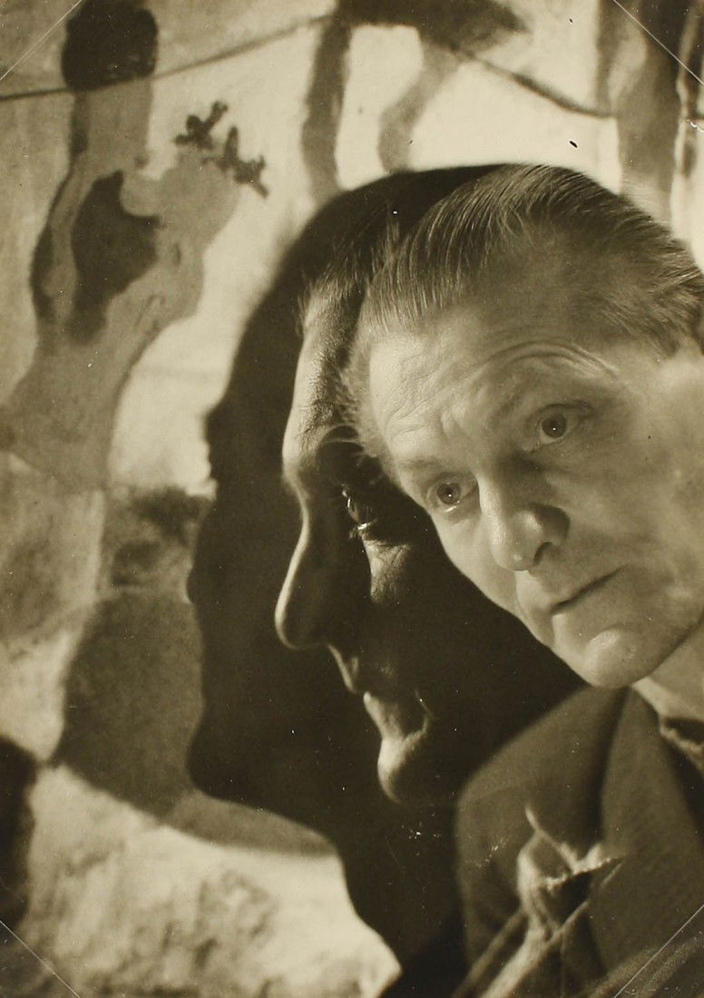 43 Edmund Kesting (1892-1970) S/T (Autorretrato), 1: 43 Edmund Kesting (1892-1970)S/T (Autorretrato), 1930.Gelatina de plata, sobreexposición, fotomontaje, 14,7 x 10,4 cm, al dorso firma y fecha caligrafiadas a mano, tiraje de época.1600 - €