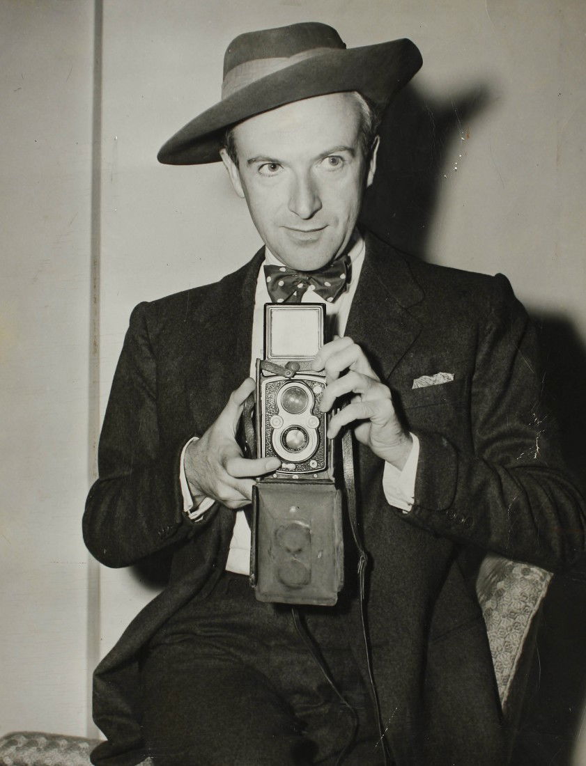 300 Cecil Beaton (XX) Retrato o autorretrato de Cec: 300 Cecil Beaton (XX)Retrato o autorretrato de Cecil Beaton, 1934.Gelatina de plata, 23 x 18 cm, etiqueta con la descripción, tiraje de prensa de época300 - 500 €