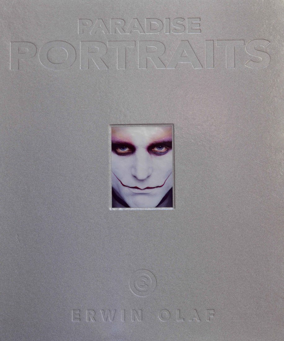 451 Erwin Olaf (1959) 9 retratos, portafolio Paradi: 451 Erwin Olaf (1959)9 retratos, portafolio Paradise Portrait, 2001.Lambdas, 28,6 x 21,4 cm, firmados, edición 15.10500 - 12000 €Reproducidas: Erwin Olaf, Booby Trap, Museo d´Arte della Provincia