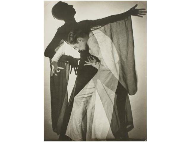 87 Edmund Kesting (1892-1970) Tanz (Dean Goodelle),: 87 Edmund Kesting (1892-1970)Tanz (Dean Goodelle), 1930.Gelatina de plata, 22,3 x 16,3 cm.