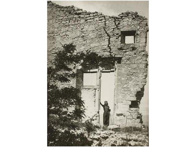 Ady Fidelin en las Tours Fendues, en Lacoste (Luber: Ady Fidelin en las Tours Fendues, en Lacoste (Luberon, Francia), Ady in the Tours Fendues, in Lacoste (Luberon,France)., 1939.Gelatina de plata, 23,5 x 16 cm., sello húmedo Man Ray 8 rue Val-de-Grâc