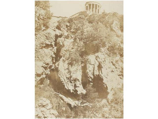 14 Giacomo Caneva (1813-1865) Tivoli, templo de: 14 Giacomo Caneva (1813-1865)Tivoli, templo de Sibila y gruta de Neptuno, c. 1850.Papel salado, negativo de papel, 27,5 x 21 cm, soporte 38,5 x 27 cm, tiraje de época.3000 - 4000 €