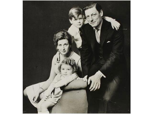 148 Cecil Beaton y Norman Parkinson (XX) 3 fot: 148 Cecil Beaton y Norman Parkinson (XX)3 fotografías de miembros de la familia real brítanicaGelatinas de plata, 16 x 15 cm y superiores, datos de los fotográfos impresos, tirajes de prensa de ép