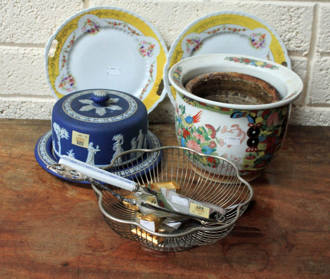 Ten modern blue and white diiner plates; an art po: Ten modern blue and white diiner plates; an art pottery vase; a pair of porcelain ornaments; a plated bread basket; assorted cutlery; three miniature carriage clocks; cutglass jug; and other miscellan