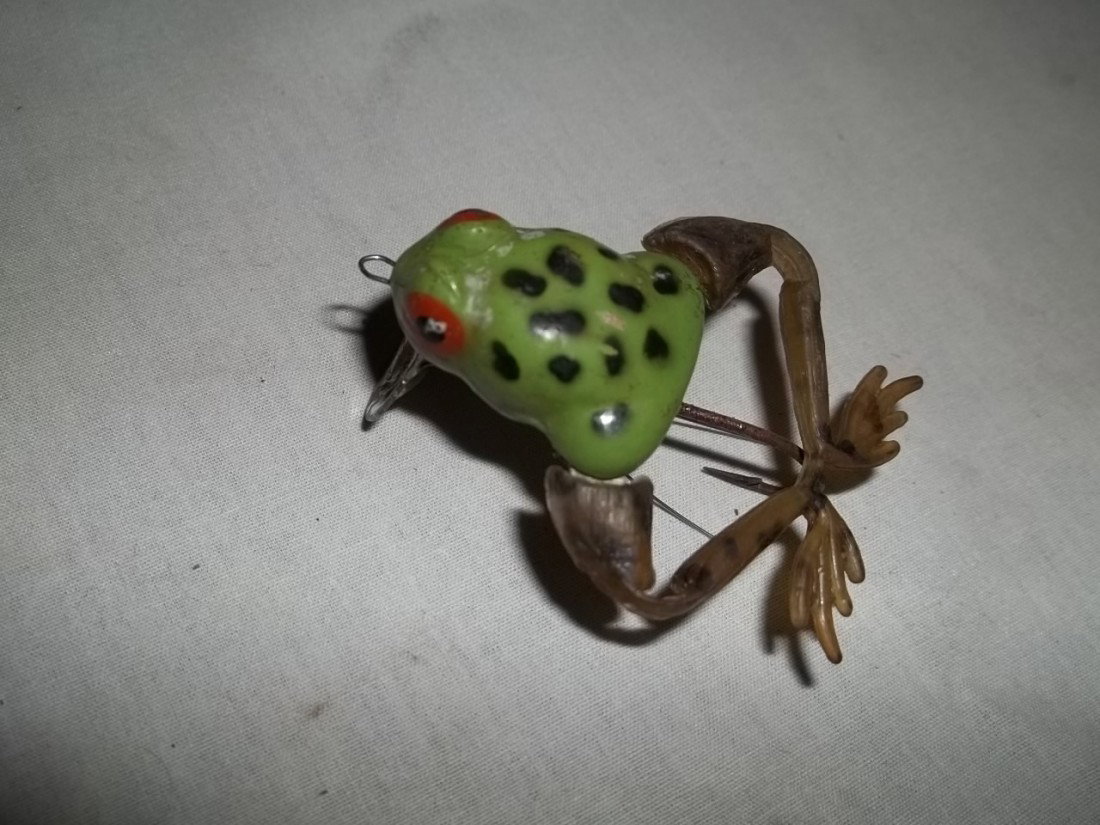 Nice old Swimming Frog Lure: Very Unique old swimming frog lure that has legs that move in and out when trolling. Unmarked, with age wear but also rare.