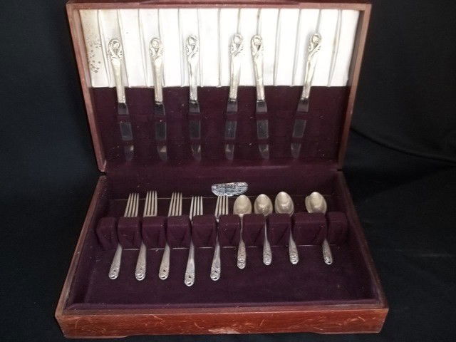 (23) Piece International Sterling Silver Set 1048g: Nice old 23 piece International Sterling Silver dinnerware set in Spring Glory pattern and monogramed on the handles. The 6 knives are sterling silver handled with stainless blades. All others are sol