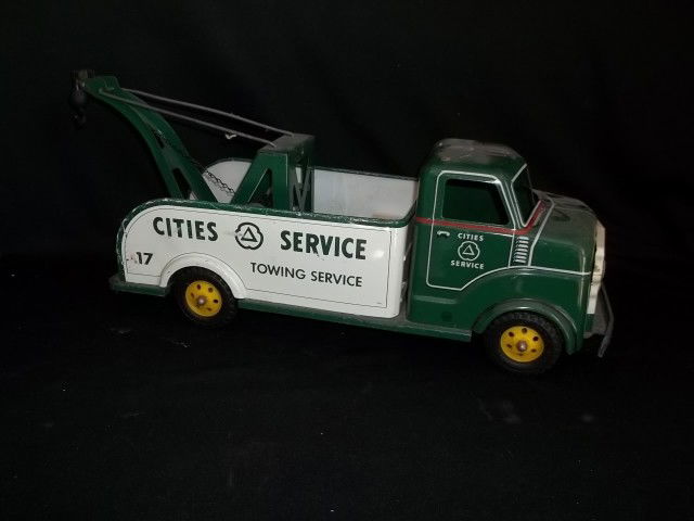 GORGEOUS Antique Marx Tow Truck: One of the Cleanest, and superb Marx Towing Trucks I have seen. Very, very, rarely seen in this condition. If your a Marx or any toy collector, you wont want to miss this one.