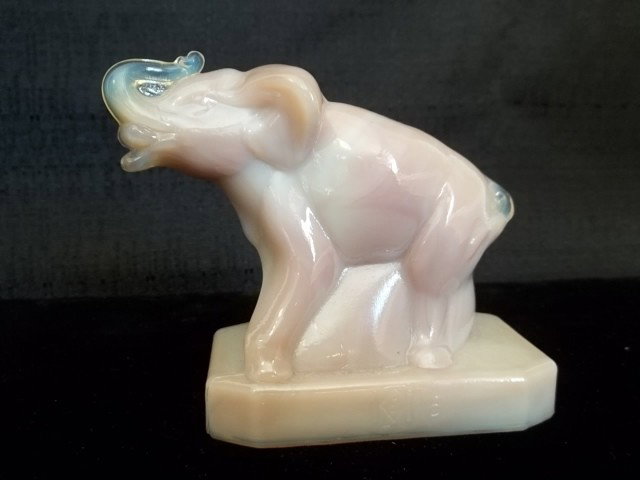 Boyd Tan slaglass elephant: Boyd Tan slaglass elephant