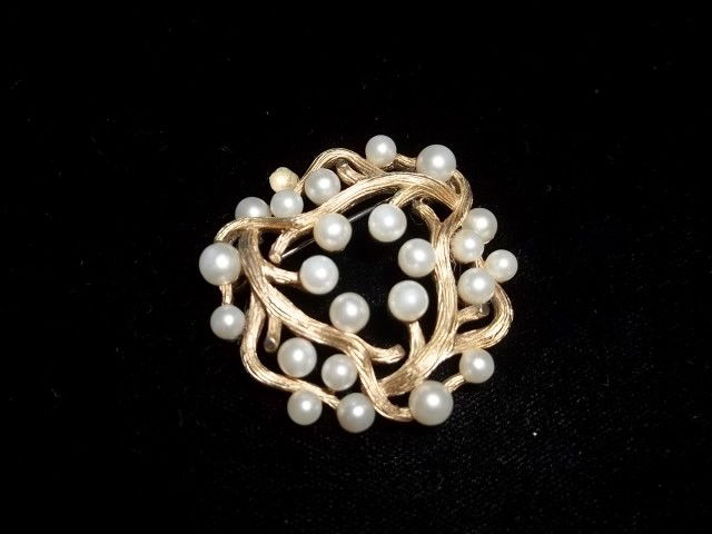 Trifari Brooch: Trifari Costume Brooch