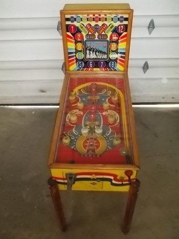 Old Exhibits Big Parade Pinball Machine: Old exhibits Big Parade pinball machine with key. Great look, designed by four of the best of that era with a classic look. When plugged in, one tilt light would come on when tilted but others did not