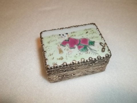 Nice Oriental Hand Painted Trinkit Box: Nice oriental 2 inch hand painted trinkit box with mirror