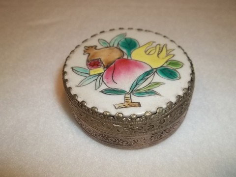 Nice Oriental Hand Painted Trinkit Box: Nice oriental 2 inch hand painted trinkit box with mirror