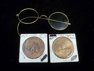 2 Appolo Landing Coins & Glasses GOLD?: glasses are marked but cannot make out, could be gold