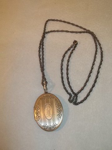 12kt Gold Filled Old Locket: 12kt Gold Filled Old Locket