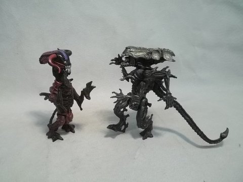 2-1992 Kenner Alien Movie Figures
