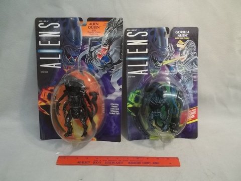 1992 Aliens Movie Figures Queen Gorilla MOC: This is the hard to find large size ALIENS Queen and also the Gorilla ALIENS, both mint on card on nice cards.