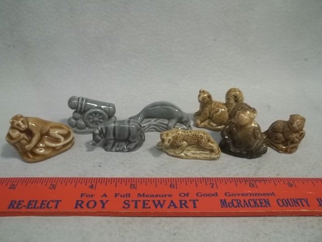 8 Wade England miniature Figures