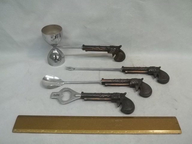 Vintage Gun Bar Cocktail Set: .