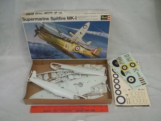 1967 Revell Supermarine Spitfire Model Plane: complete
