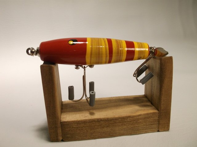 Nice Handmade Hand Painted Wood Fishing Lure Signed: Great handmade signed Western Kentucky Lure Artist, Dan Woods Wood fishing lure. Beautiful piece, can be used or used in your collection. STAND NOT INCLUDED!