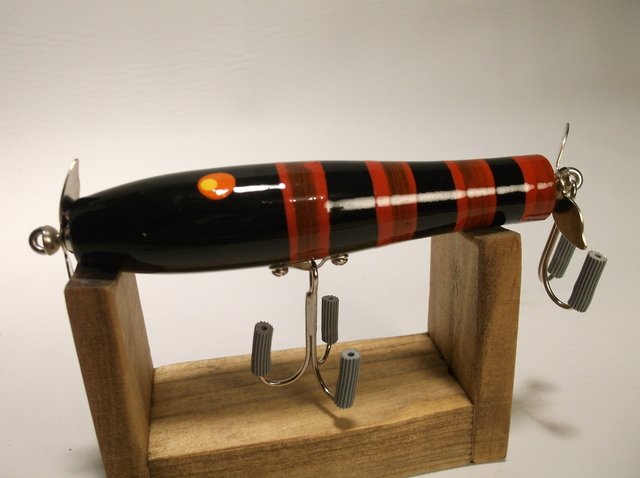 Nice Handmade Hand Painted Wood Fishing Lure Signed: Great handmade signed Western Kentucky Lure Artist, Dan Woods Wood fishing lure. Beautiful piece, can be used or used in your collection. STAND NOT INCLUDED!.