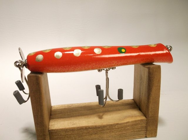Nice Handmade Hand Painted Wood Fishing Lure Signed: Great handmade signed Western Kentucky Lure Artist, Dan Woods Wood fishing lure. Beautiful piece, can be used or used in your collection. STAND NOT INCLUDED!.