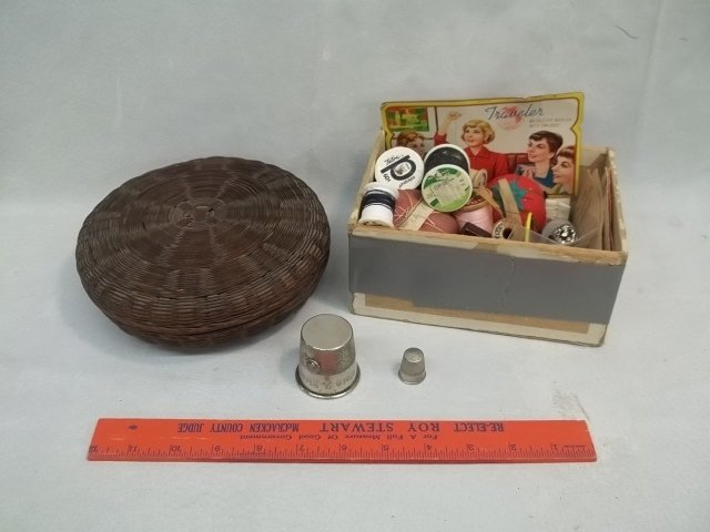 Sewing Basket & Accesoris Lot: .