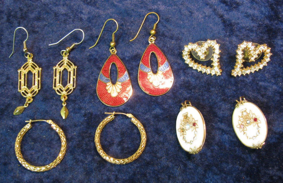 347. (4) Sets of Earrings and two small broaches.: 347. (4) Sets of Earrings and two small broaches. One set is possibly gold.