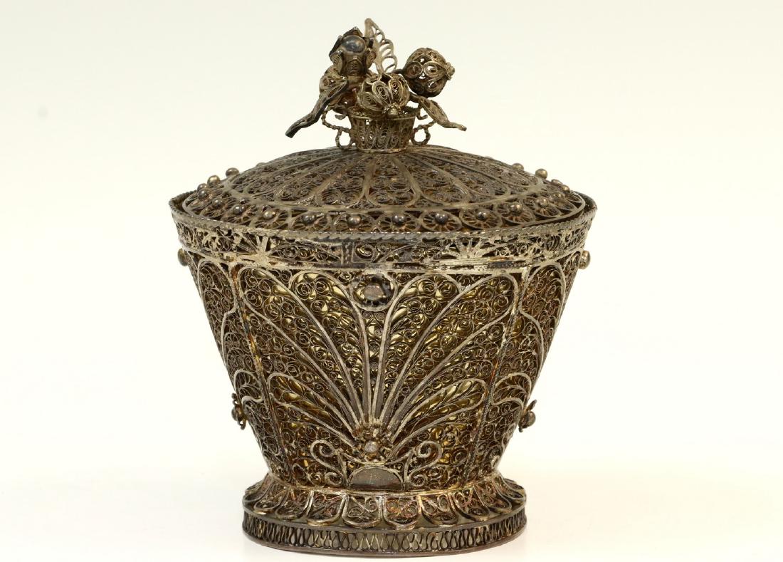 A SOLID SILVER AND FILIGREE BOX. Modern . Hand crafted. (1 of 1)