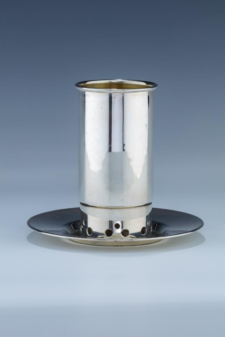 A PAIR OF STERLING SILVER KIDDUSH CUPS BY RAFI LANDAU. (1 of 2)