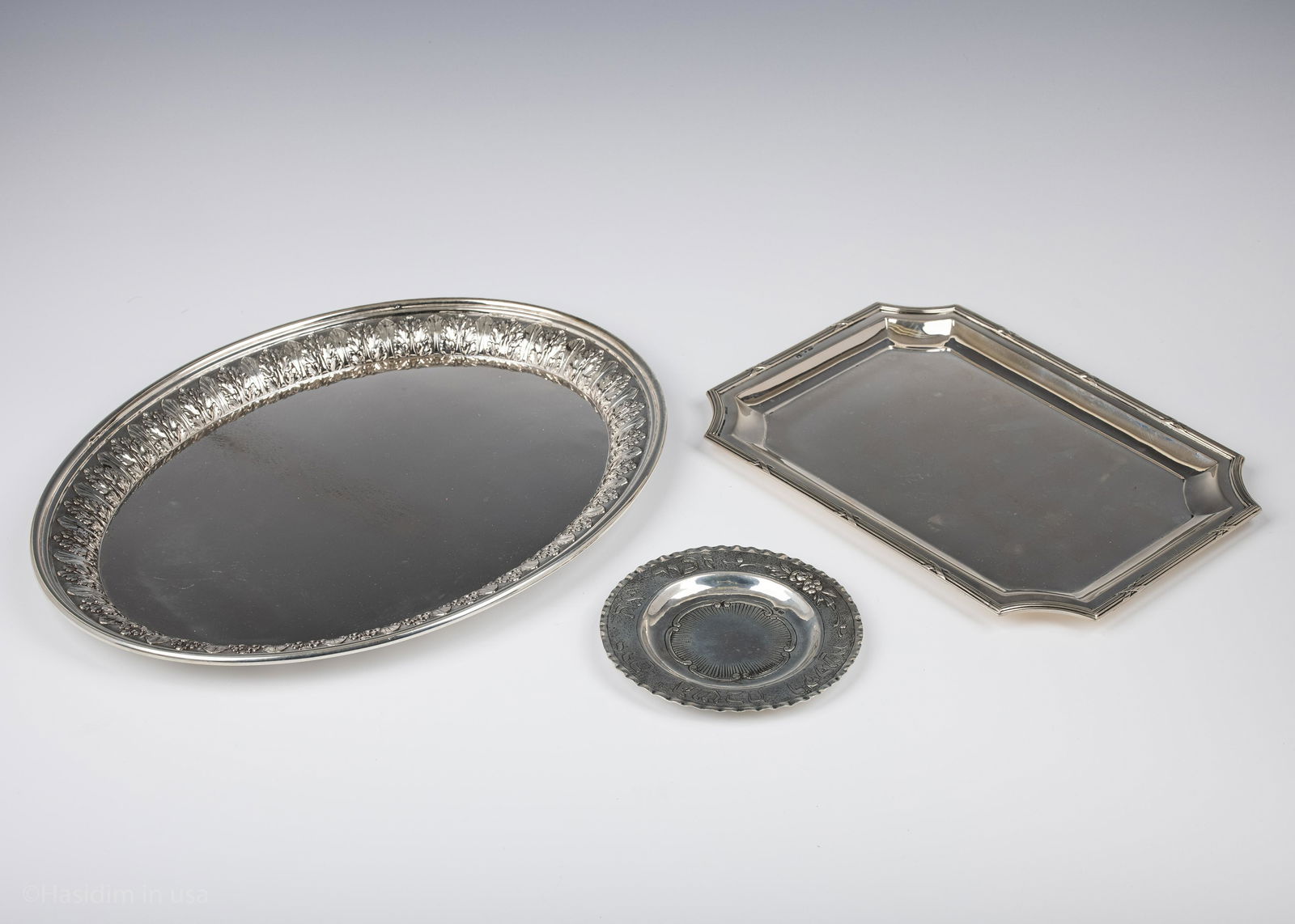 45. A GROUP OF THREE CONTINENTAL SILVER DISHES. 20th (1 of 1)