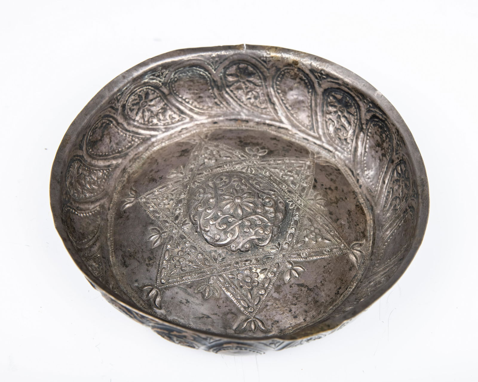 A LARGE CEREMONIAL SILVER BOWL (1 of 1)