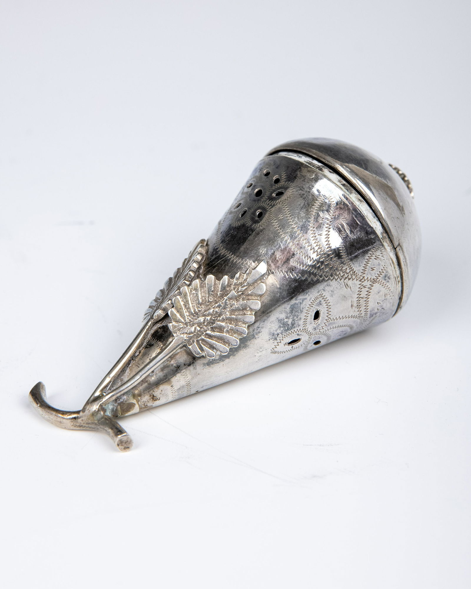 A TRAVELLING SILVER SPICE CONTAINER (1 of 1)