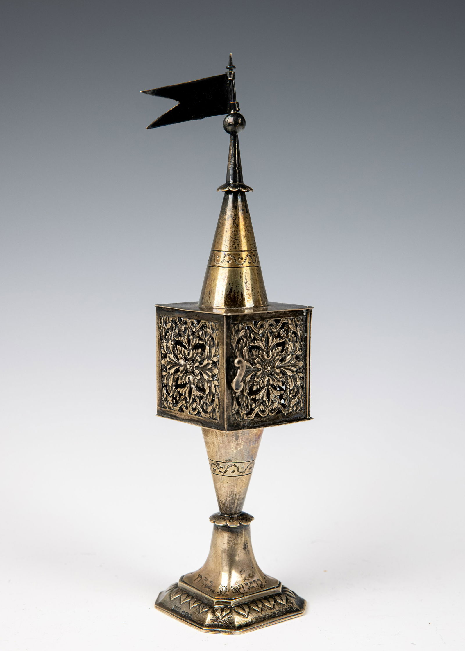 A LARGE SILVER SPICE CONTAINER (1 of 1)