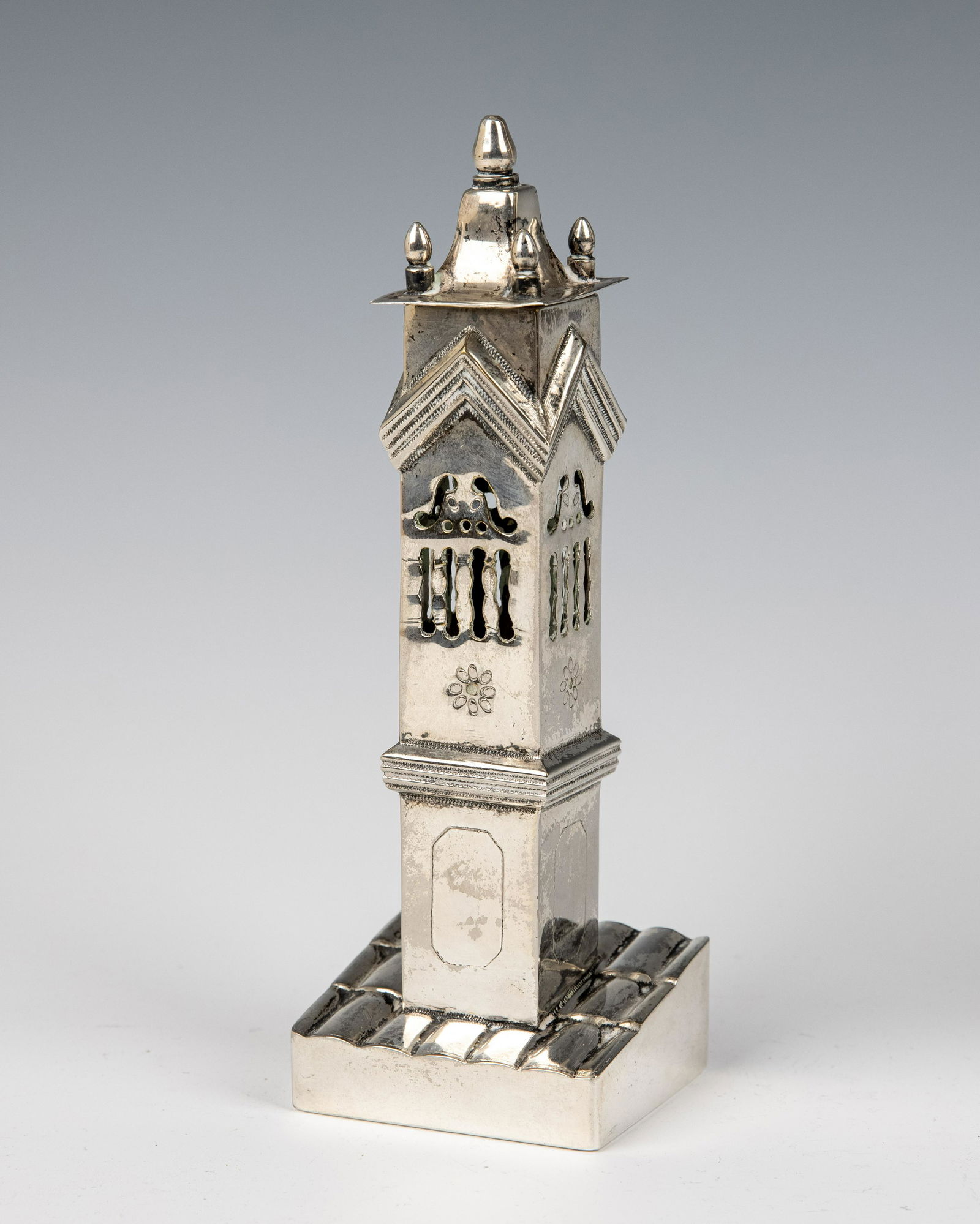 A WHITE METAL SPICE CONTAINER (1 of 1)