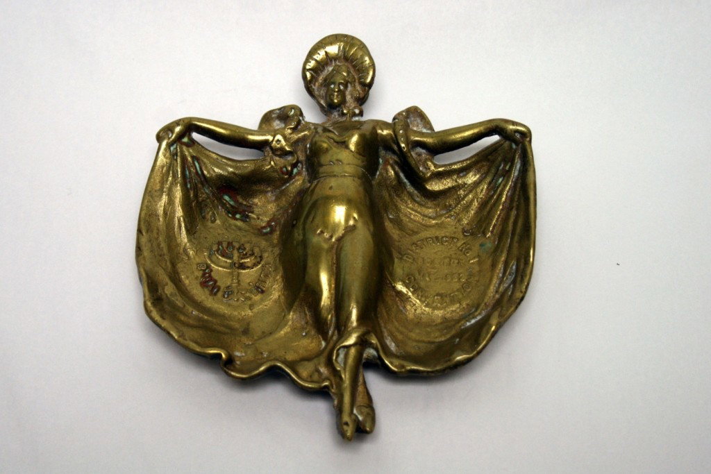 A LARGE BRASS JUDAIC ASH TRAY.: Boston, 1932. Commemorating the 1932 Bnai Brith convention. 6" wide.