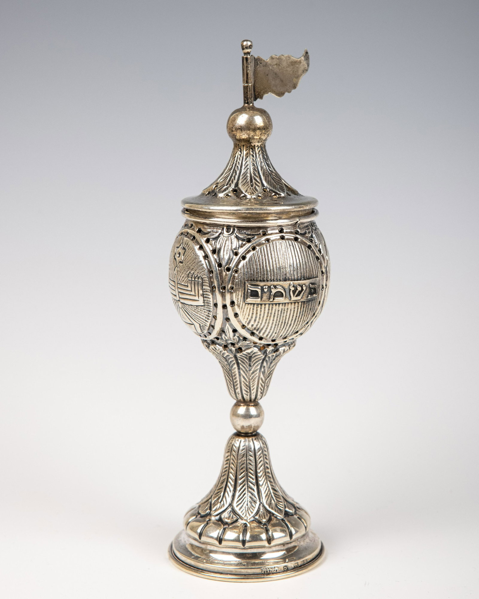 A LARGE SILVER SPICE CONTAINER. Portugal, c. 1960. On a round base engraved with a dedication. (1 of 1)
