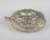 A LARGE SILVER ETROG CONTAINER. Vienna, c. 1920. Realistically chased with a central etrog and