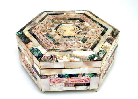 A MOTHER OF PEARL TRINKET BOX. Jerusalem, c. 1930.: A MOTHER OF PEARL TRINKET BOX. Jerusalem, c. 1930. In octagonal shape. With center cartouche depicting the Temple menorah. 6" wide.