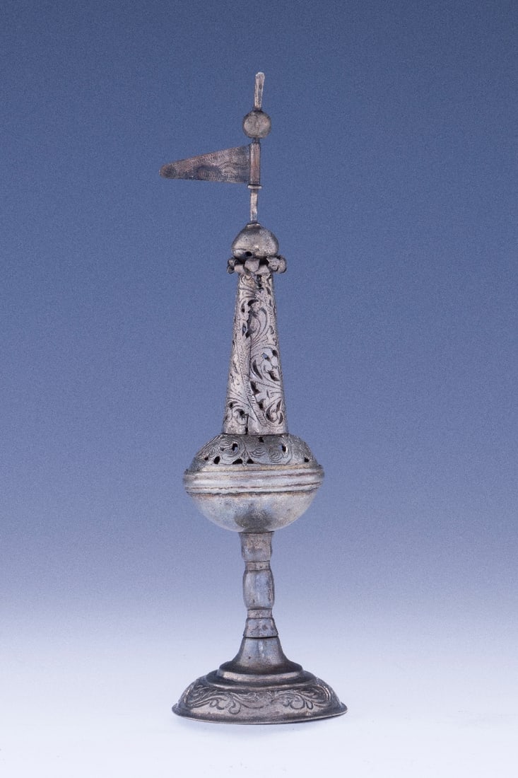 AN EARLY SILVER SPICE CONTAINER. (1 of 1)