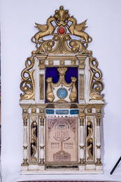 AN EXCEPTIONAL AND RARE WOODEN AMUD. 