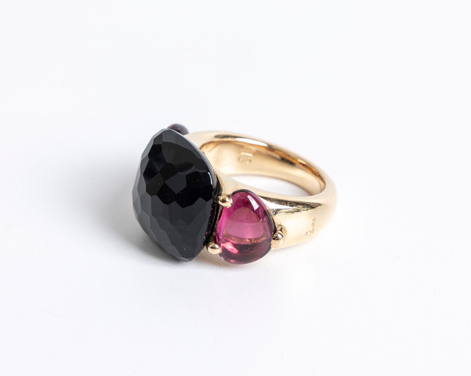 A SIGNED POMELLATO 18K GOLD BLACK ONYX RING. Antique square checkerboard cut 15.40mm x 15.30mm black (1 of 12)