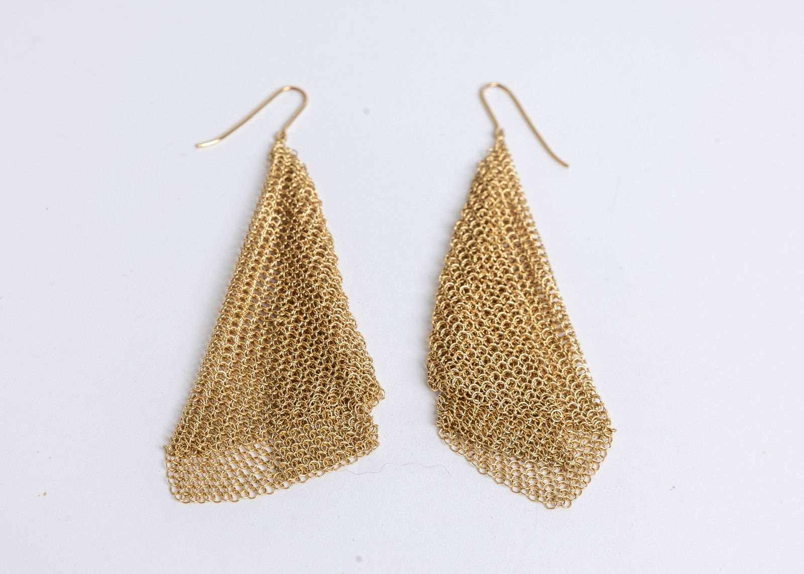 A PAIR OF 18K YELLOW GOLD TIFFANY AND COMPANY MESH DANGLE EARRINGS. (1 of 1)