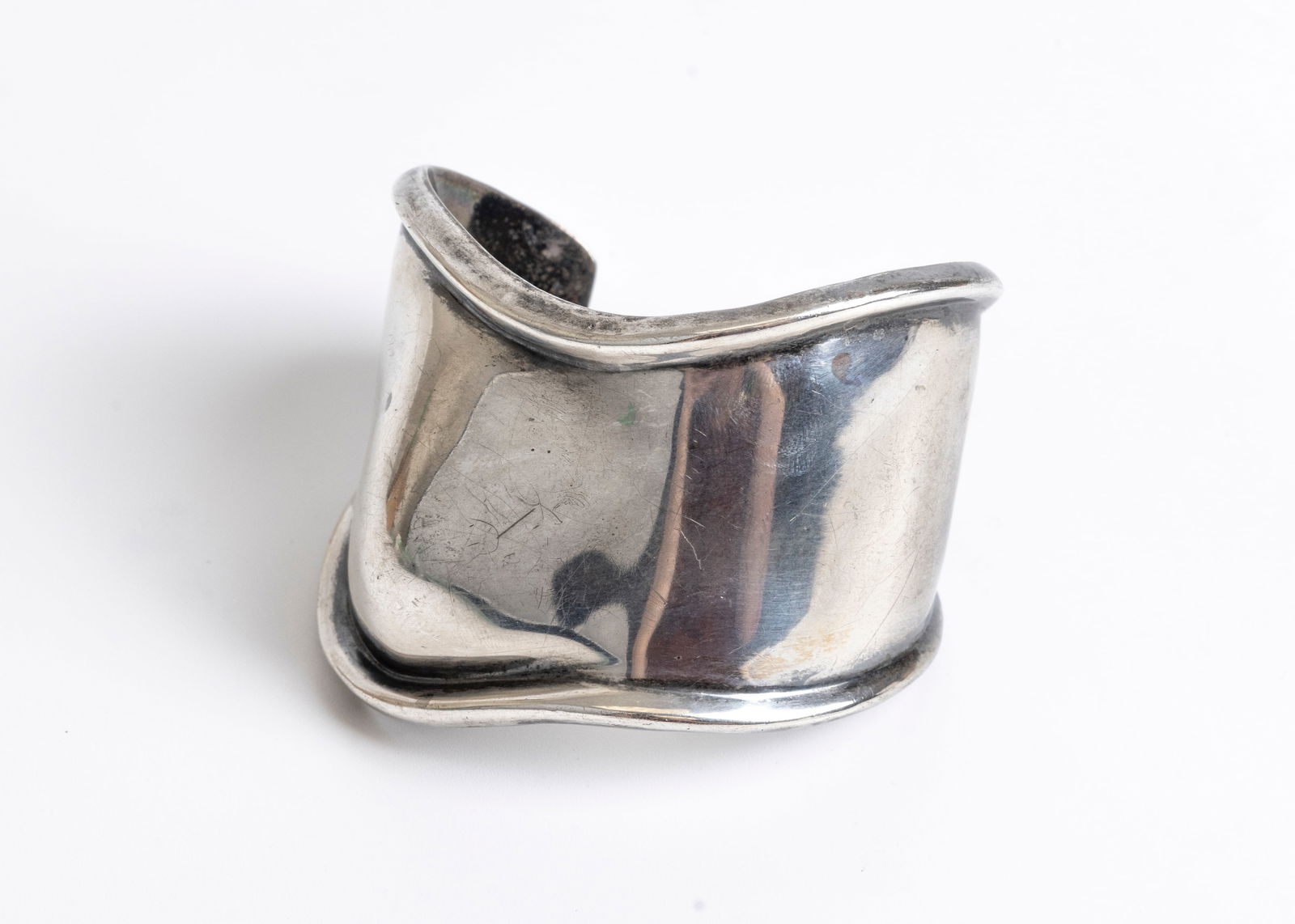 A STERLING SILVER MEXICAN CUFF BRACELET. sLIGHT DAMAGE. 72.9 grams. Estimate $40 - 60 (87) (1 of 7)