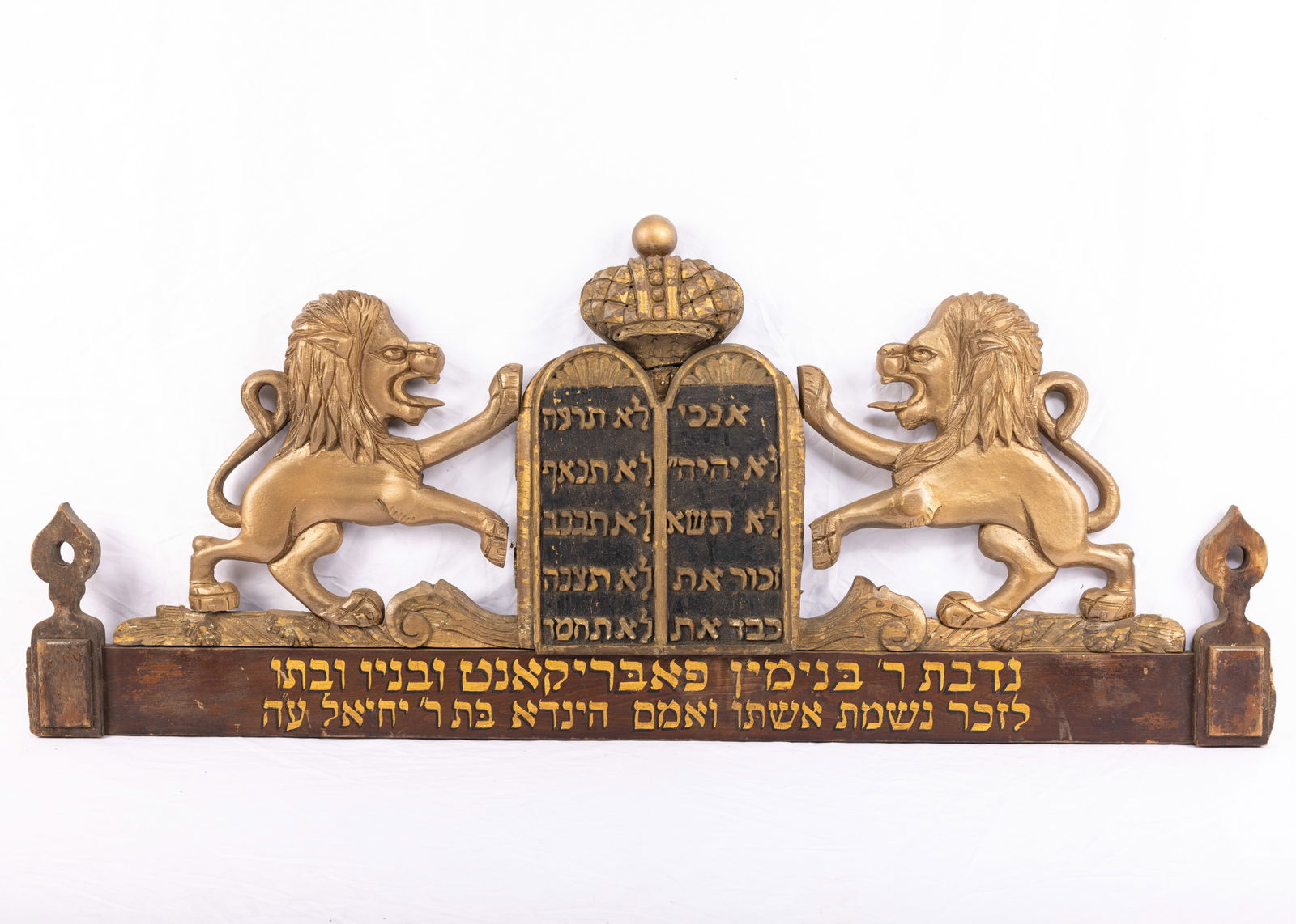 A SET OF SYNAGOGUE LIONS FROM THE TOP OF AN ARON KODESH. American, c. 1920. Two lions flanking a (1 of 1)