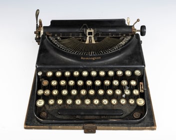 AN ANTIQUE YIDDISH TYPEWRITER BY REMINGTON. American, c. 1909. Large model with Yiddish keys.